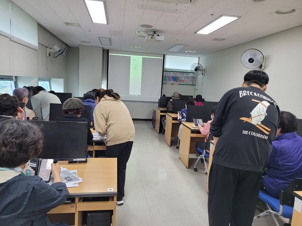 두원공대 사회복지과, 파주시노인복지관에서 ‘디지털역량강화’ 자원봉사 실시 첨부 이미지